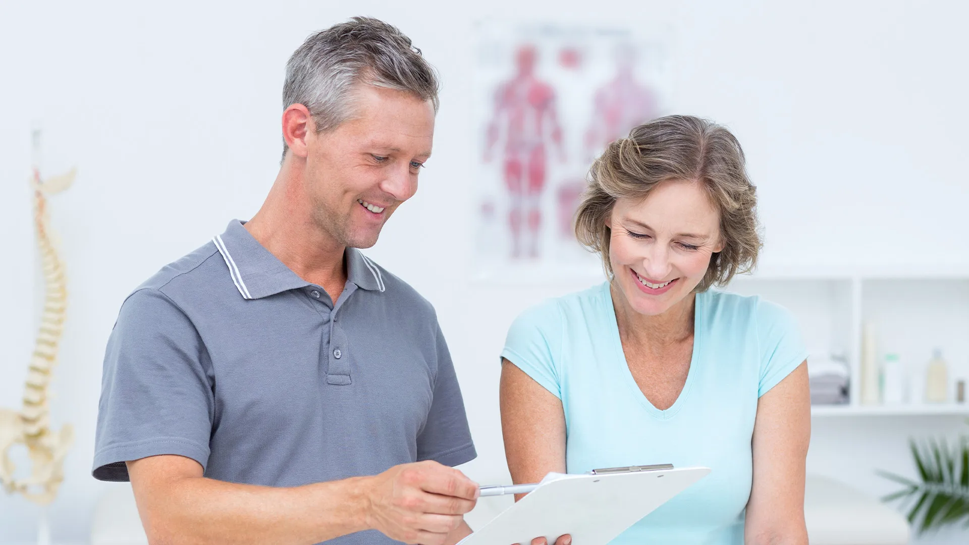 Chiropartor teaching patient analysis