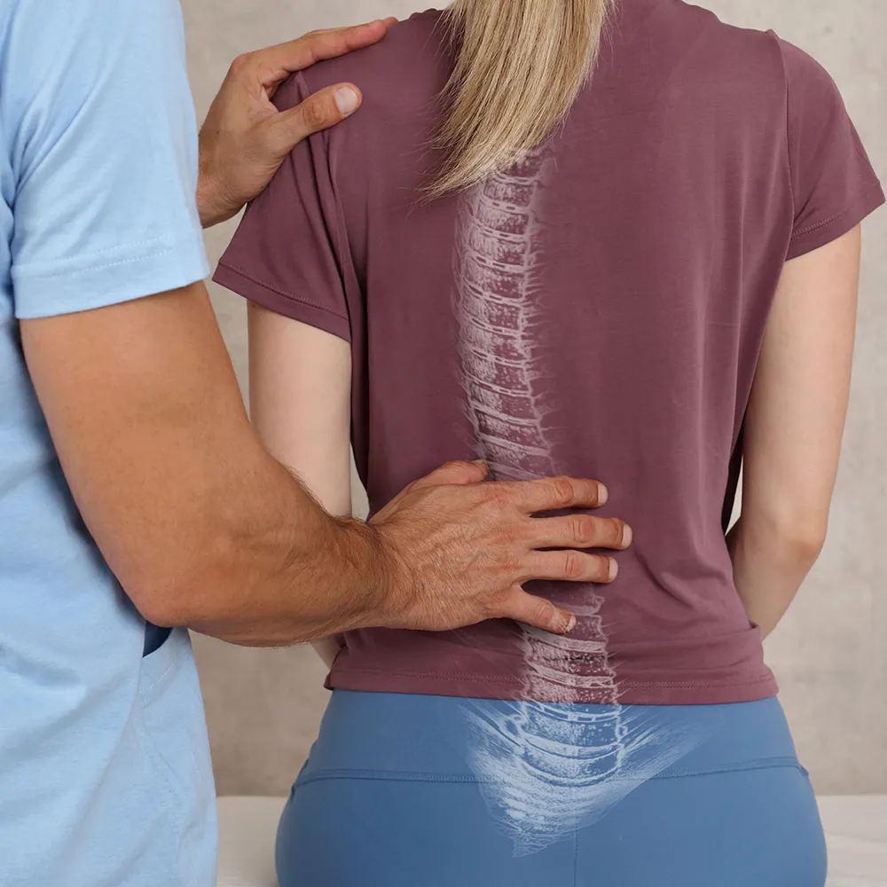 Spine X-ray illustration showing scoliosis alignment.