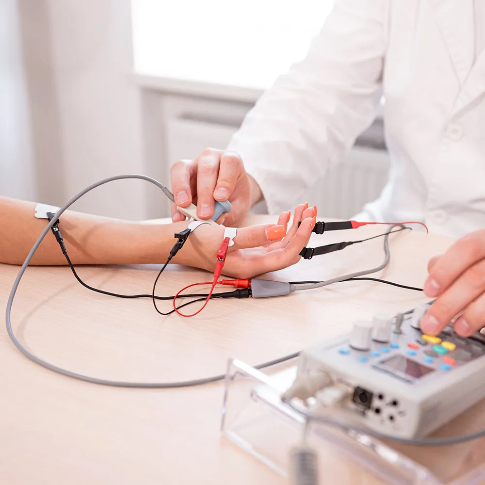 Médico haciendo electromiograma